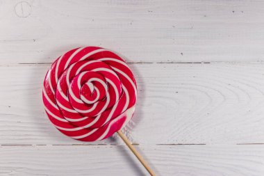 Beyaz ahşap zemin üzerinde tatlı lolipop. Üstten Görünüm