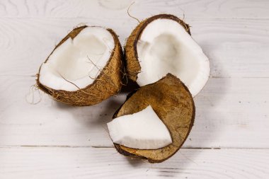 Beyaz ahşap masada taze hindistan cevizi.