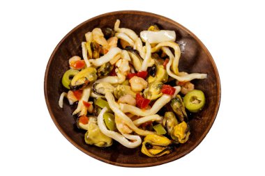 Beyaz arka planda karides, kalamar ve midye içeren deniz ürünleri salatası.