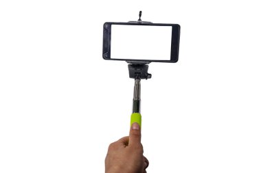 İnsan eli monopod için selfie akıllı telefon ile tutarak. Selfie sopa ile beyaz arka plan üzerinde izole smartphone