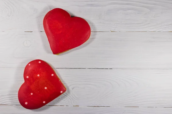 Galletas en forma de corazón para el día de San Valentín en mesa de madera blanca. Vista superior, espacio de copia — Foto de Stock