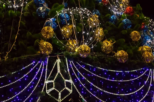 Διακοσμημένο χριστουγεννιάτικο δέντρο με πολύχρωμα φώτα τη νύχτα — Φωτογραφία Αρχείου