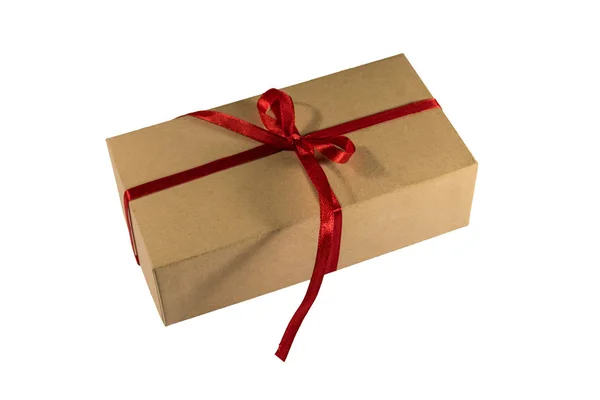 Caja de regalo de cartón con cinta roja sobre fondo blanco aislado —  Fotos de Stock