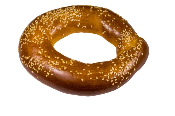 Bagel con semillas de sésamo aisladas sobre fondo blanco — Foto de Stock