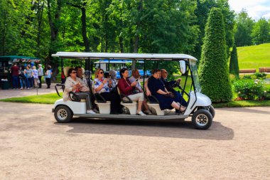  St. Petersburg, Rusya 'da Peterhof' un alt parkında turistli elektrikli araba