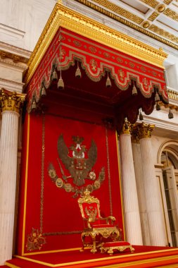 Rusya 'nın Saint Petersburg kentindeki St. George Sarayı' ndaki (Devlet Hermitage Müzesi) büyük imparatorluk tahtı.