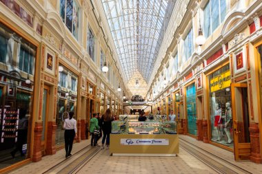 Passage alışveriş galerisinin içi. Passage, Rusya 'nın Saint Petersburg şehrinde Nevsky Prospekt' te seçkin bir mağazadır.