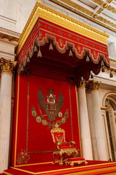 러시아 상트페테르부르크 ( 상트페테르부르크 ) 의 겨울 궁전에 있는 대황제의 왕좌 — 스톡 사진