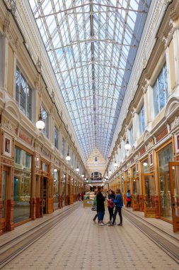 Passage alışveriş galerisinin içi. Passage, Rusya 'nın Saint Petersburg şehrinde Nevsky Prospekt' te seçkin bir mağazadır.