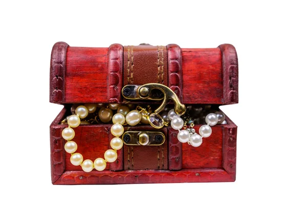 Cofre del tesoro Vintage lleno de joyas y accesorios aislados sobre fondo blanco — Foto de Stock