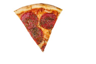 Beyaz arka planda izole edilmiş sosisli ve peynirli pizza dilimi.