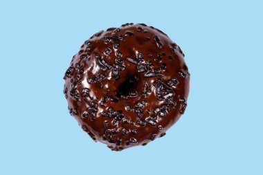 Mavi arka planda lezzetli çikolatalı çörek.