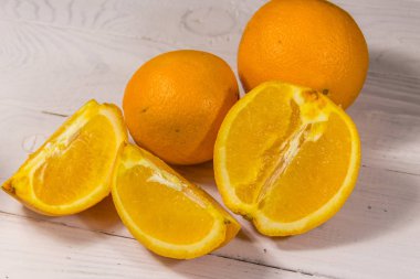 Beyaz ahşap masada taze portakallar.