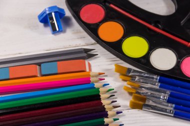 Beyaz ahşap arka plan üzerinde çizim araçları kümesi