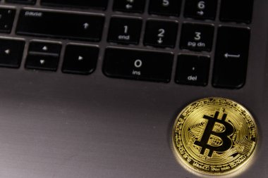 Dizüstü klavyede altın Bitcoin