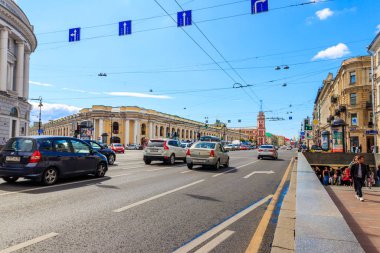 Saint Petersburg, Rusya 'nın merkezindeki Nevsky Bulvarı' nda trafik