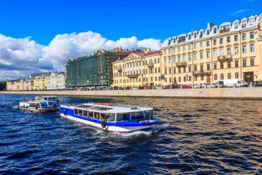 Saint Petersburg, Rusya 'da Fontanka nehrinde turistlerin gezdiği tekneler.