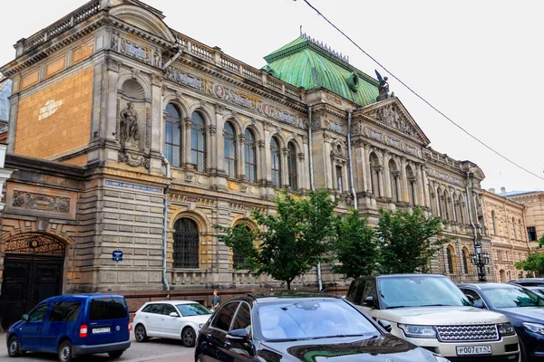 Fasada budynku Państwowej Akademii Sztuk Pięknych w Sankt Petersburgu Baron A. L. Stieglitz — Zdjęcie stockowe