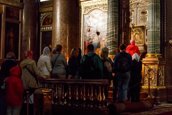 Ortodoxní věřící čekají ve frontě na uctívání ikony Panny Marie Kazanské v Kazanské katedrále v Petrohradě, Rusko — Stock fotografie