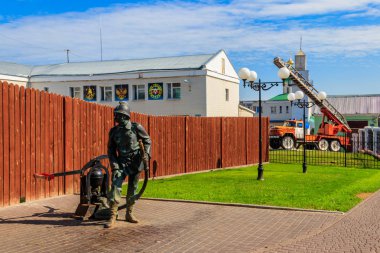 Vladimir, Rusya 'daki yerel itfaiye binasının önündeki itfaiyeci anıtı