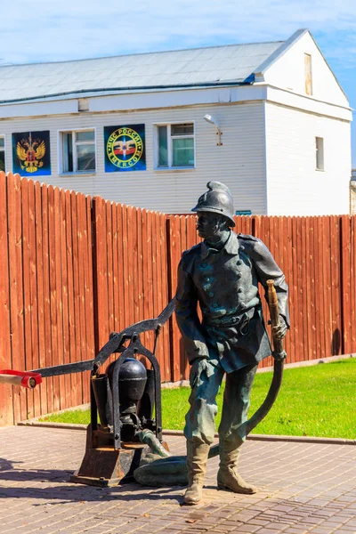 Monument voor brandweerman voor de plaatselijke brandweerkazerne in Vladimir, Rusland — Stockfoto