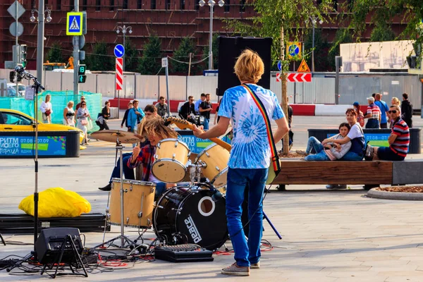 Uliczni muzycy grają na gitarze i perkusji w Zaryadye Park w Moskwie, Rosja — Zdjęcie stockowe