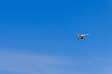 Mavi gökyüzünde uçan kamera ile robot