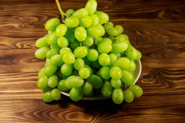 Tahta bir tabakta taze beyaz üzüm.