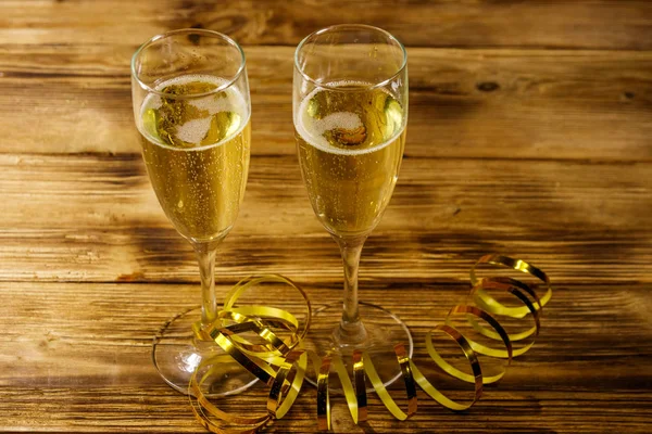 Due bicchieri di champagne sul tavolo di legno — Foto Stock