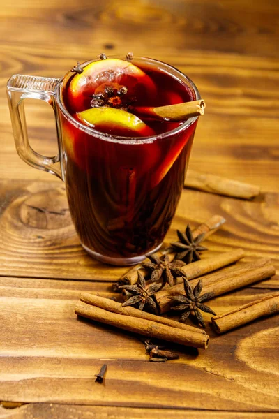 Mulled wine and spices on wooden table — Stock Photo, Image