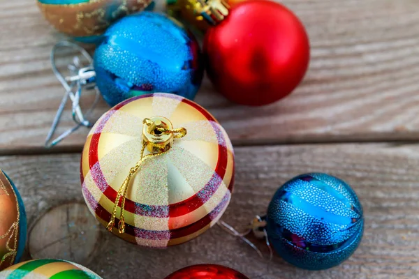 Weihnachtskugeln auf hölzernem Hintergrund — Stockfoto