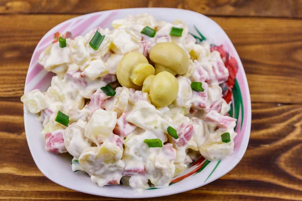 Salată de cartofi cu ciuperci marinate, cârnați, ceapă și maioneză pe masă de lemn — Fotografie, imagine de stoc