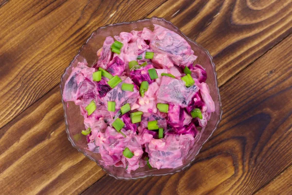 Salade savoureuse au hareng, betterave, œufs, oignon et mayonnaise sur table en bois. Vue du dessus — Photo