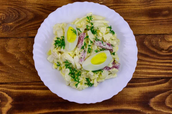 Salat mit Chinakohl, Zwiebeln, Wurst, Eiern und Mayonnaise — Stockfoto