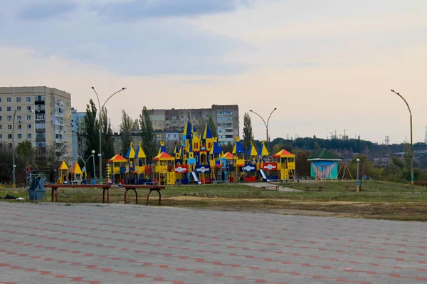 Parque infantil en el parque de la ciudad — Foto de Stock