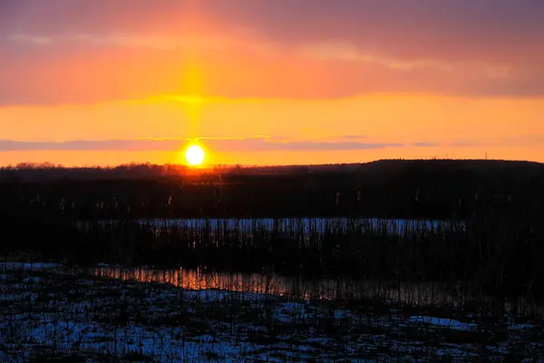 Západ slunce nad zimní řekou — Stock fotografie