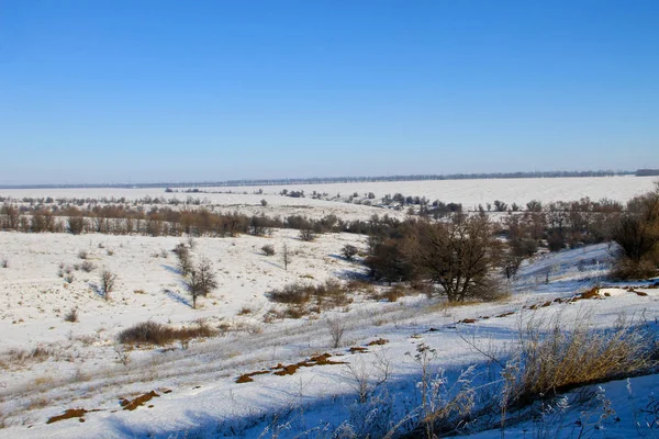 Paisaje invernal con árboles y colinas — Foto de Stock