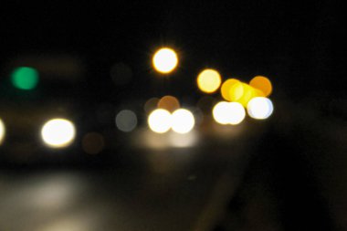 Bokeh gecenin karanlığında arabanın ışıklarını kararttı.