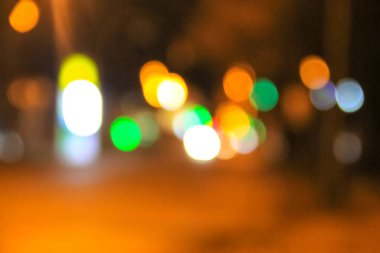 Bokeh gecenin karanlığında arabanın ışıklarını kararttı.