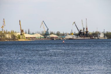 Liman vinçleri Kremenchug, Ukrayna Dinyeper nehrindeki kargo limanında
