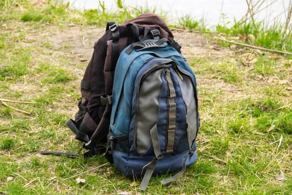 Two touristic backpacks on the riverbank. Hike concept — Stock Photo, Image