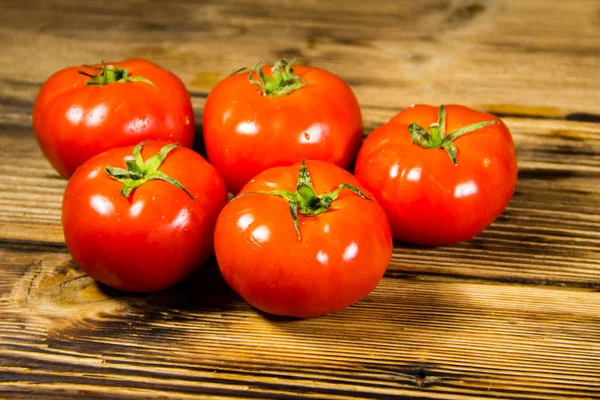 Ripe red tomatoes on wooden table — Stock Photo, Image