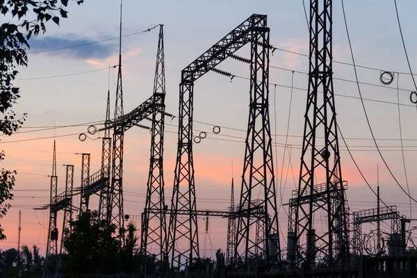 Электростанция высокого напряжения на закате — стоковое фото