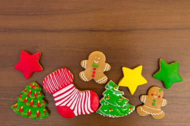 Ahşap masa üzerinde şenlikli lezzetli Noel kurabiyeleri. Üstten Görünüm