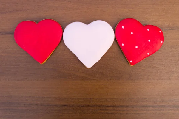 Galletas en forma de corazón para el día de San Valentín en mesa de madera — Foto de Stock