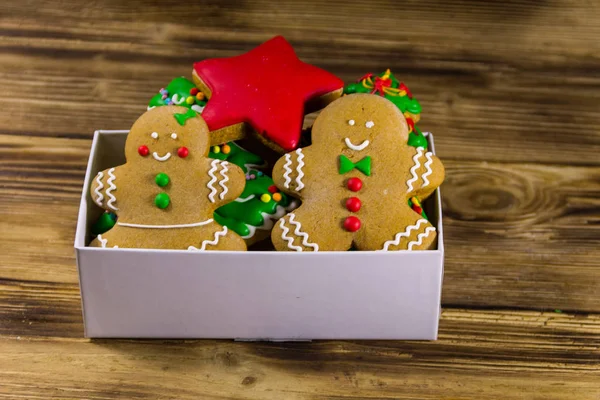Sabrosas galletas de jengibre de Navidad en caja sobre mesa de madera —  Fotos de Stock
