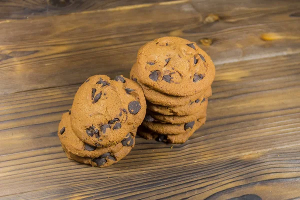 Cookies aux pépites de chocolat sur table en bois — Photo