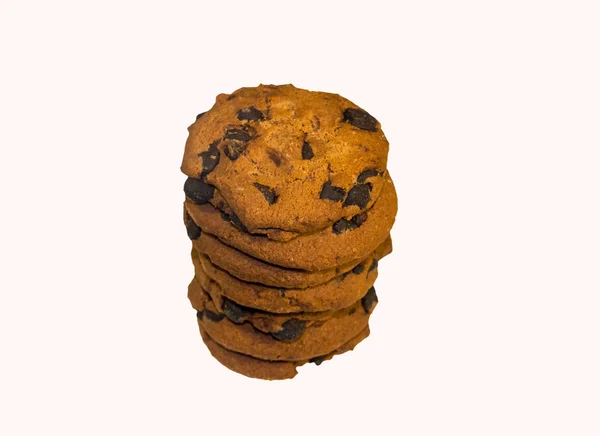 Galletas de chispas de chocolate aisladas sobre fondo blanco — Foto de Stock