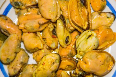 Bir plaka üzerinde lezzetli turşusu midye 