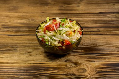 Ahşap masa üzerinde taze sebze salatası